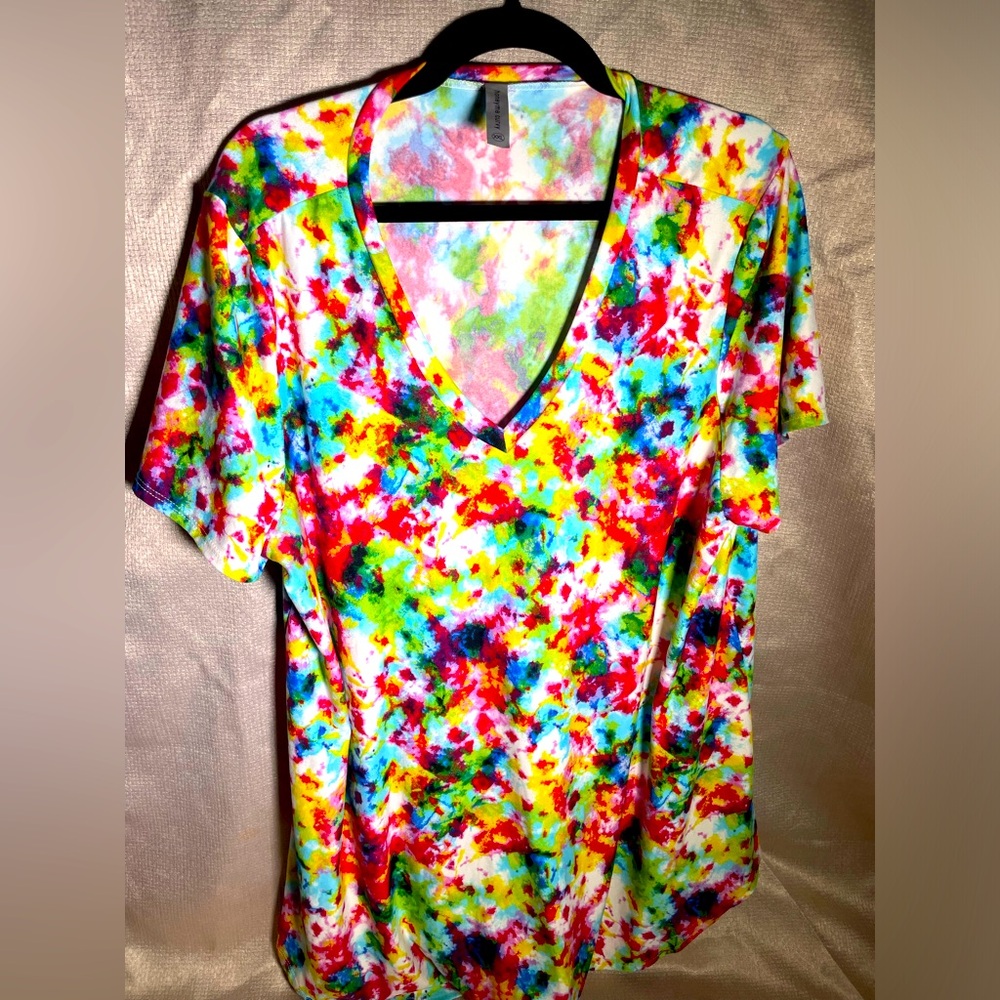 Honeyme Curvy Boutique. Womens 2xl. Bright colors. Comfortable fabric.